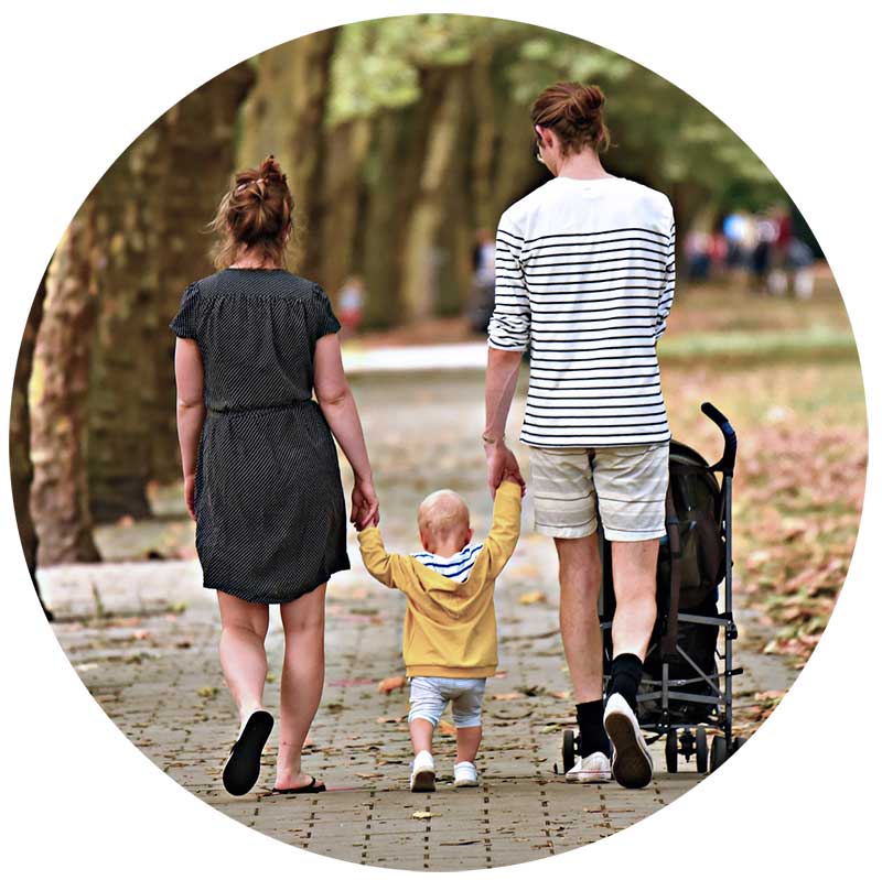 Päarchen mit Kind entspannt im Alltag Familienleben ganz entspannt - einfach mal die Perspektive wechseln